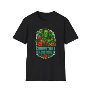 Shirt griezelig Tiki Bar en Grill, Frankenstein in Hawaiiaans shirt, grappig Halloween Tiki-T-shirt, Tropical Horror Vibes
