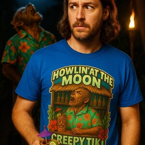 T-shirt weerwolf Tiki Bar – Howlin&#39; at the Moon grappig Halloween-shirt, Creepy Tiki Lounge, Tropical Horror Beach Party-shirt