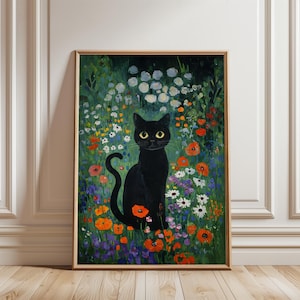 Peut inclure: Une impression d'art encadrée représentant un chat noir assis au milieu d'un jardin fleuri. L'œuvre d'art présente un chat noir aux yeux jaunes entouré de fleurs colorées, dont des coquelicots rouges, des marguerites blanches et des fleurs violettes. L'impression est dans un cadre en bois.