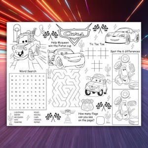 Könnte beinhalten: Schwarz-weiß Cars-Spielunterlage mit verschiedenen Spielen und Rätseln. Enthält ein Wortsuchspiel, ein Labyrinth, Tic-Tac-Toe und ein Suchspiel. Die Unterlage zeigt auch Bilder von Charakteren aus dem Film Cars.