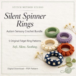 Könnte beinhalten: Fünf Häkelringe in Grün, Lila, Creme, Orange und einem blau-weißen Karomuster. Der Text lautet: STITCH METHOD STUDIO, Silent Spinner Rings, Autism Sensory Crochet Bundle, 5 Original Fidget Ring Patterns, Soft. Silent. Soothing.
