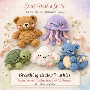 Puede incluir: Cinco peluches de ganchillo que incluyen un oso marrón, una medusa morada, una tortuga verde, una nube blanca con un arcoíris y un dragón azul. El texto dice Stitch Method Studio, Crafted with Care, Stitched with Purpose y Breathing Buddy Plushies.