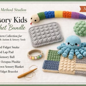 Può includere: Un set di schemi all'uncinetto intitolato Stitch Method Studios Sensory Kids Crochet Bundle che include un serpente arcobaleno, un cuscinetto grigio testurizzato, una palla verde, un polpo blu, una coperta multicolore e un braccialetto.