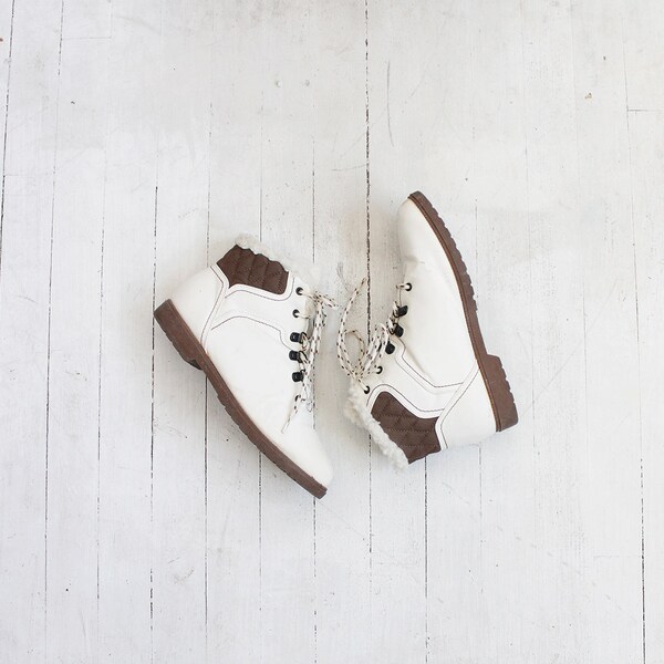 Vintage 80s White Vegan Winter Boots with Fur Lining | 6.5 7
