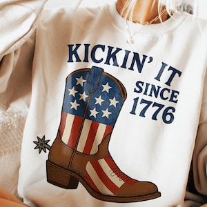 Kickin' It Since 1776 PNG, bottes de cowboy USA Png, conception de chemise patriotique occidentale, drapeau américain botte Png, style country du 4 juillet