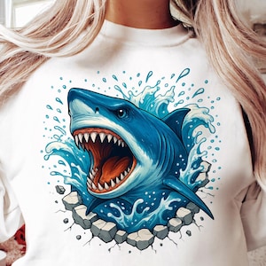 Ataque de tiburón salpicado PNG, Tiburón feroz rompiendo pared PNG, Depredador oceánico PNG, Bestia submarina PNG, Diseño de camiseta Surf Danger