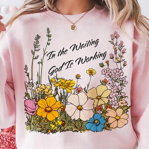 In the Wait God Works png, vintage christelijke bloemsierkunst, wilde bloemen bijbelvers png, christelijke sublimatie, digitale download