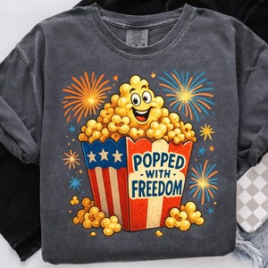 Popped With Freedom png, patriottische popcorn png, 4 juli snackshirt, vuurwerkviering VS tekenfilm, leuke zomersublimatie