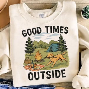 Bons momentos ao ar livre PNG, Piquenique com cachorros acampando PNG, Aventura na fogueira com barraca PNG, Camiseta retrô divertida ao ar livre, Vida feliz no acampamento PNG