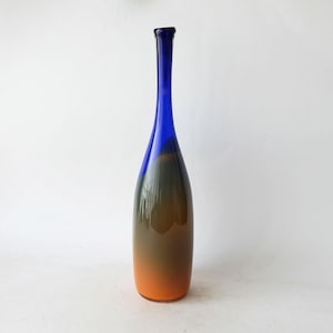 Design by Floris Meydam for Glasfabriek Leerdam / the Netherlands - mid-century &#39;Serica&#39; long, art glass vase in orange and cobalt bleu.