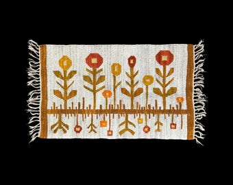 Handvävd polsk ullkillim från mitten av århundradet, dekorerad med en bild av stiliserade blommor - färgglad 1970-talsdekoration.