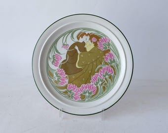 Keller & Guérin Lunéville, Frankrike - Fransk jugendtallrik i Alfons Mucha-stil - kyssande par