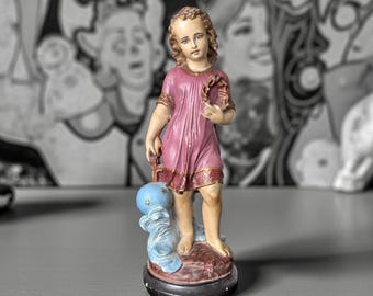 Escultura policromada de mediados de siglo de un joven Jesucristo, realizada en yeso. Altura: 41 cm (16,1 pulgadas).