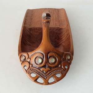 Sassola per canoa Maori Tiki (Tata) in legno intagliato a mano, con conchiglia di abalone.