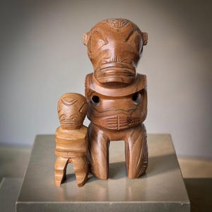 Set med två vintage handsnidade träskulpturer i Marquesas Tiki-stil - Marquesasön Oceanien.