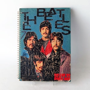 Handgefertigtes Vintage-Sammelalbum der Beatles aus den 1960er und 1970er Jahren. Viele Zeitungs- und Zeitschriftenfotos und Artikel in Farbe und Schwarzweiß