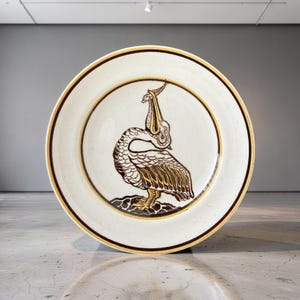W.J.ロゼンダールがペトルス・レグート・マーストリヒトのためにデザインした、「アルティス」シリーズの、ペリカンの絵柄が描かれたアールデコ調の陶器皿。