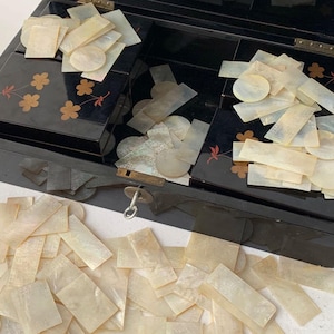 Caja de juego vintage de madera lacada china o japonesa de mediados de siglo con 90 fichas de nácar / peces de juego / fichas de juego