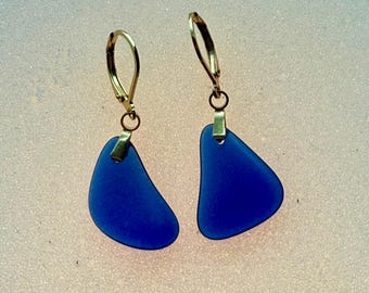 Pendientes de cristal azul pulido con cierre de acero inoxidable