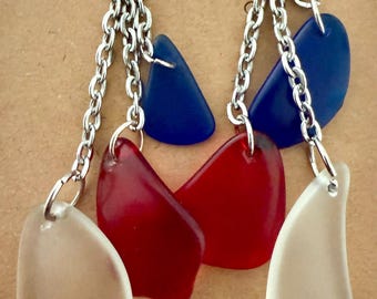 Pendientes de cristal pulido hechos a mano en rojo, blanco y azul, con ganchos chapados en plata de ley.