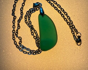 Collar de cristal pulido color verde aguamarina con cadena de acero inoxidable.