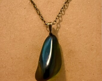 Collar mediano de vidrio pulido verde con cadena bañada en cobre