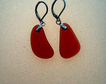 Pendientes de cristal rojo pulido con cierre de palanca de color dorado