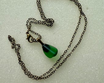 Collar pequeño de vidrio pulido verde con cadena bañada en cobre