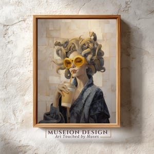 Puede incluir: Una impresión artística enmarcada que representa a una mujer con cabello tipo Medusa con gafas de sol amarillas, bebiendo de una taza teñida de amarillo. La obra de arte tiene una paleta de colores claros y está ambientada sobre un fondo texturizado. El texto "MUSEION DESIGN Art Touched by Muses" está en la parte inferior.