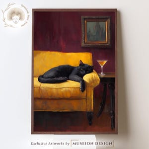 Puede incluir: Un gato negro se relaja en un sofá amarillo en una habitación con poca luz. Un vaso de líquido ámbar se encuentra en una mesa pequeña junto al sofá. La pintura está enmarcada en un marco de madera oscura.