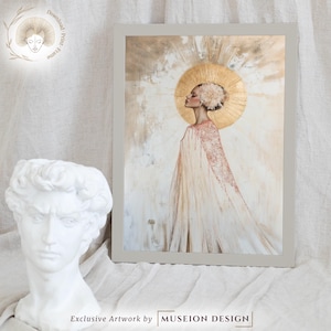 Puede incluir: Una pintura de una mujer con un halo dorado, vestida con un vestido blanco con un diseño rosa. El fondo es de color marrón claro con un brillo dorado.
