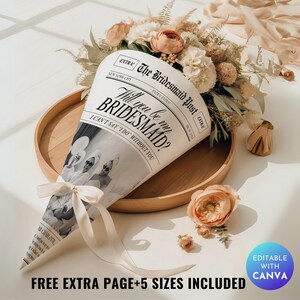 Peut inclure: Un bouquet de fleurs enveloppé dans un cône de style journal avec le texte "Will you be my Bridesmaid?" et une photo de femmes. Le bouquet est noué avec un ruban crème et posé sur un plateau en bois. Le texte "FREE EXTRA PAGE+5 SIZES INCLUDED" est visible.