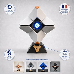 Può includere: Una figura geometrica di spettro di Destiny bianca e arancione con un occhio blu luminoso centrale, montata su una base nera con un emblema dorato. L'immagine include etichette di testo per personalizzazione, qualità ed esempi.