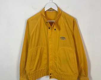 Chaqueta amarilla Harrington con trofeo Camel vintage