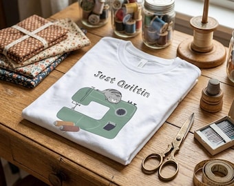 Just Quiltin Cat T-Shirt Print, Unique Gift for Crafters, Perfect for Quilters, Quilting, Sewing Mashine, Handmade T-Shirt
