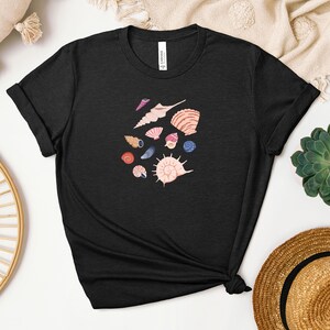 Maglietta con conchiglie, stampe di conchiglie, stampe di oceano, stampe di vita marina, maglietta da viaggio, abbigliamento per le vacanze
