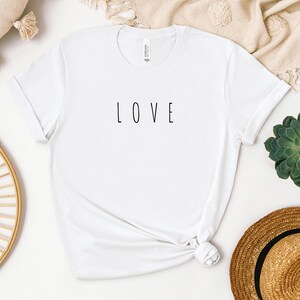 Camiseta estampada com amor, camisa de manga curta, cartas de amor, perfeita para o dia dos namorados, presente de amor próprio, conforto diário