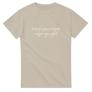 Camiseta "Has probado" - Divertida - "No te importa nada" - Camiseta unisex de cuello redondo y peso pesado Sand