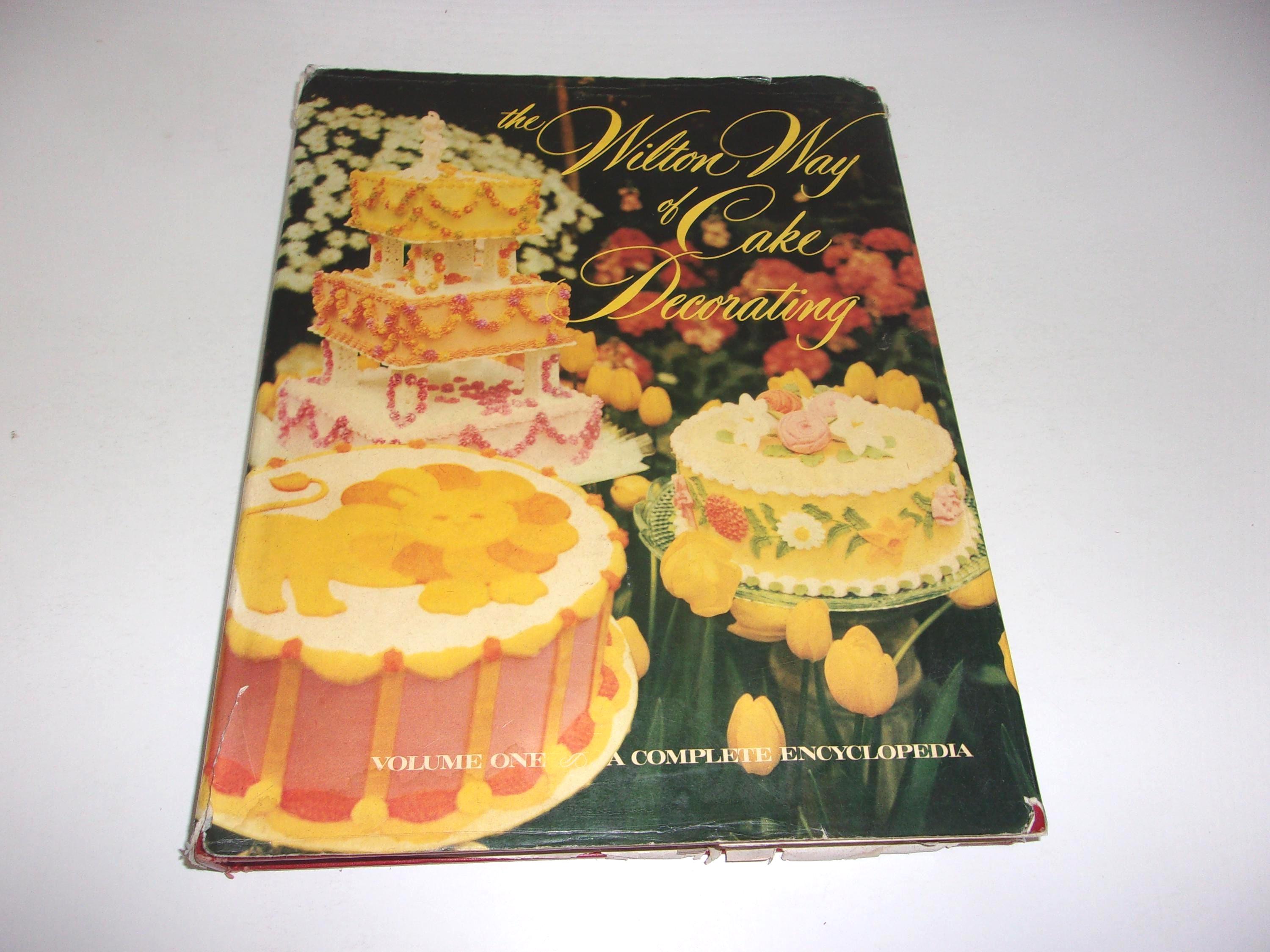 The Wilton Way of Cake Decorating 本 The Wilton Way of Cake Decorating, Hardcover, Vintage 1974, Vol 1