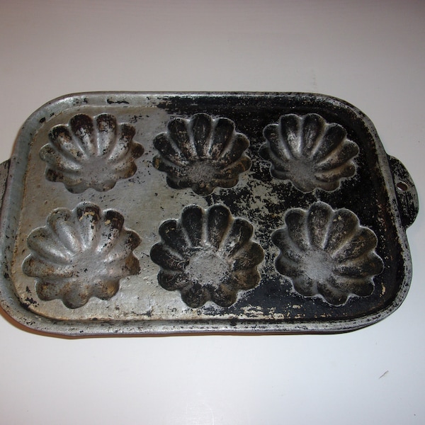 Vintage Turks Head Muffin or Cupcake Pan, Very Old, Collectible, Kitchen, Baking, Cupcakes, Shabby and Chic