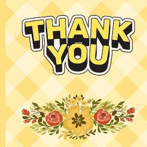 Puede incluir: Tarjeta de felicitación amarilla con las palabras "THANK YOU" en negrita y con contorno. La tarjeta presenta un arreglo floral con flores amarillas y rojas. Las letras "TST" están en la parte inferior.