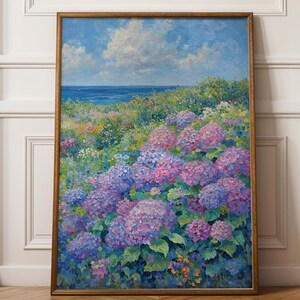 Op de afbeelding: Een schilderij van een kustlandschap met een veld vol paarse hortensia's op de voorgrond. De lucht is blauw met witte wolken en de zee is in de verte zichtbaar.