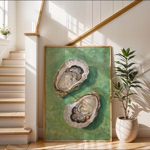 Op de afbeelding: Een schilderij van twee oesterschelpen op een groene achtergrond. De schelpen zijn open en laten de binnenkant van de oester zien.