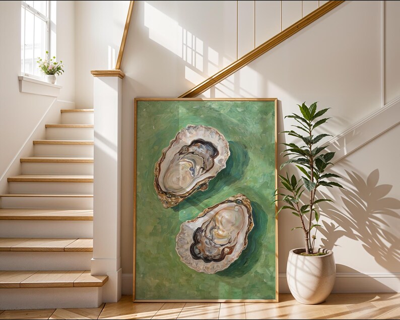 Op de afbeelding: Een schilderij van twee oesterschelpen op een groene achtergrond. De schelpen zijn open en laten de binnenkant van de oester zien.