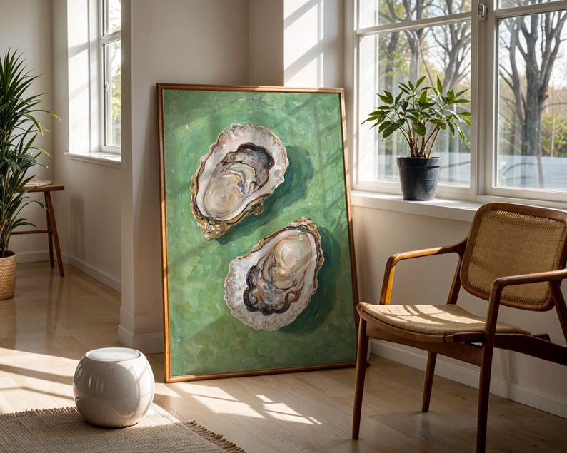 Op de afbeelding: Een schilderij van twee oesterschelpen op een groene achtergrond. De schelpen zijn open en laten de binnenkant van de oester zien. Het schilderij is ingelijst in een houten lijst.