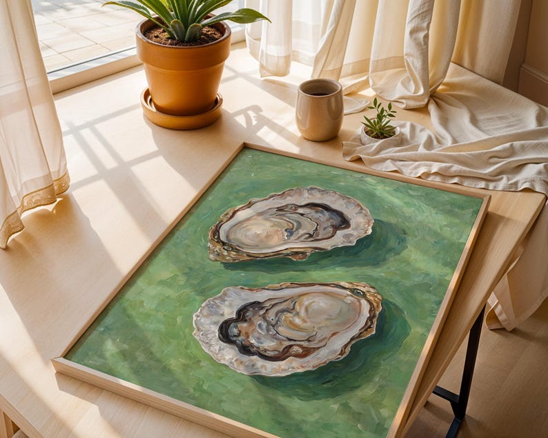Op de afbeelding: Een ingelijst schilderij van twee oesterschelpen op een groene achtergrond. De schelpen zijn open en laten de binnenkant van de oester zien.