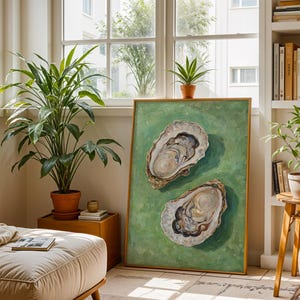 Op de afbeelding: Een schilderij van twee oesterschelpen op een groene achtergrond. De schelpen zijn open en de binnenkant van de oester is zichtbaar. Het schilderij is ingelijst en hangt aan een muur.