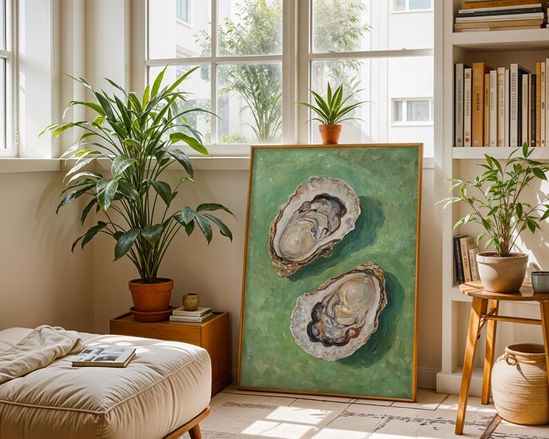 Op de afbeelding: Een schilderij van twee oesterschelpen op een groene achtergrond. De schelpen zijn open en de binnenkant van de oester is zichtbaar. Het schilderij is ingelijst en hangt aan een muur.