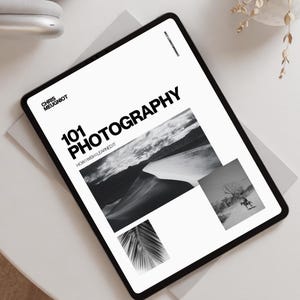 Può includere: Un tablet digitale in bianco e nero che mostra una copertina di libro con il titolo "101 Fotografia: Quello che avrei voluto imparare" di Chris Meugniot. La copertina presenta tre immagini in bianco e nero.