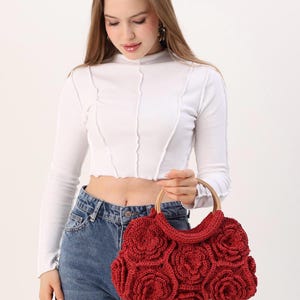Bolso de crochet rojo romántico con rosas 3D: asas de madera y forro de algodón. Regalo perfecto para ella, bodas y aniversarios.